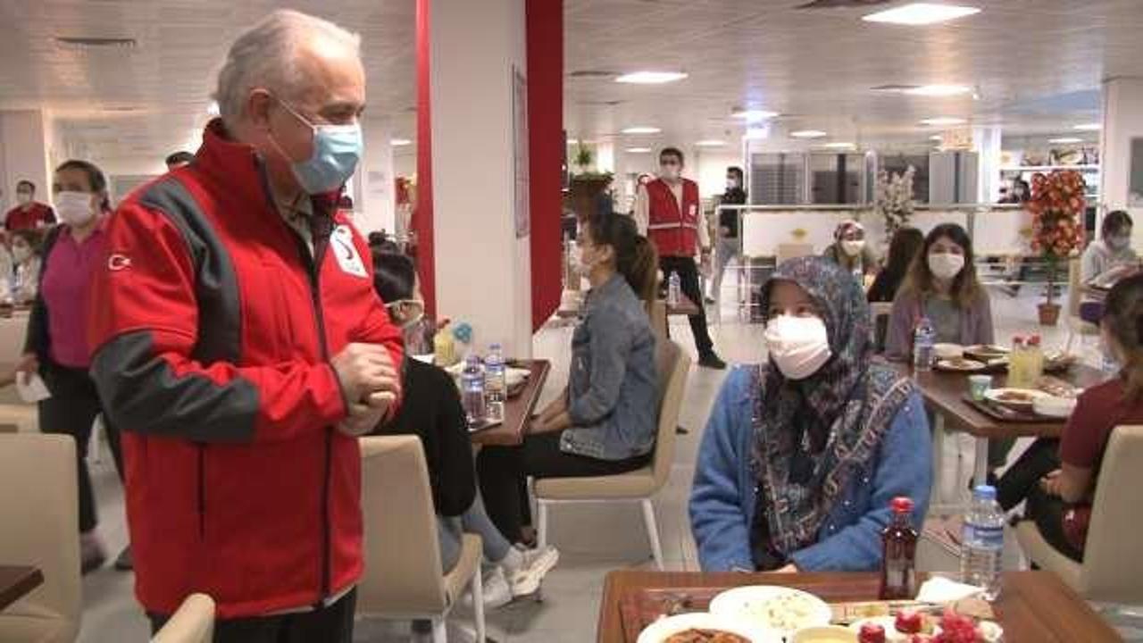 Türk Kızılay Başkanı Kınık, sağlık çalışanlarına iftarda eşlik etti