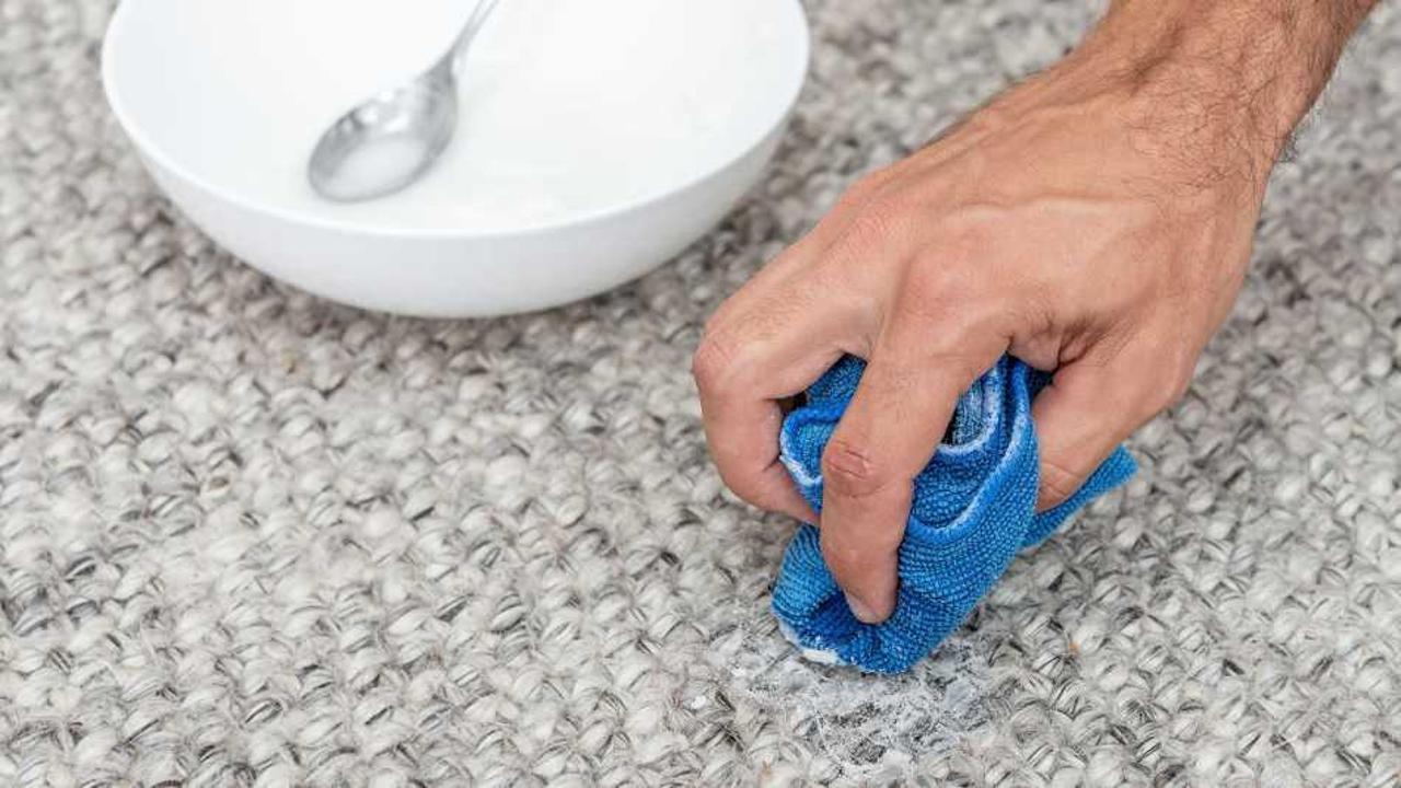 Halıdaki kusmuk lekesi nasıl çıkar? Kusmuk lekesini çıkaran kolay yöntem