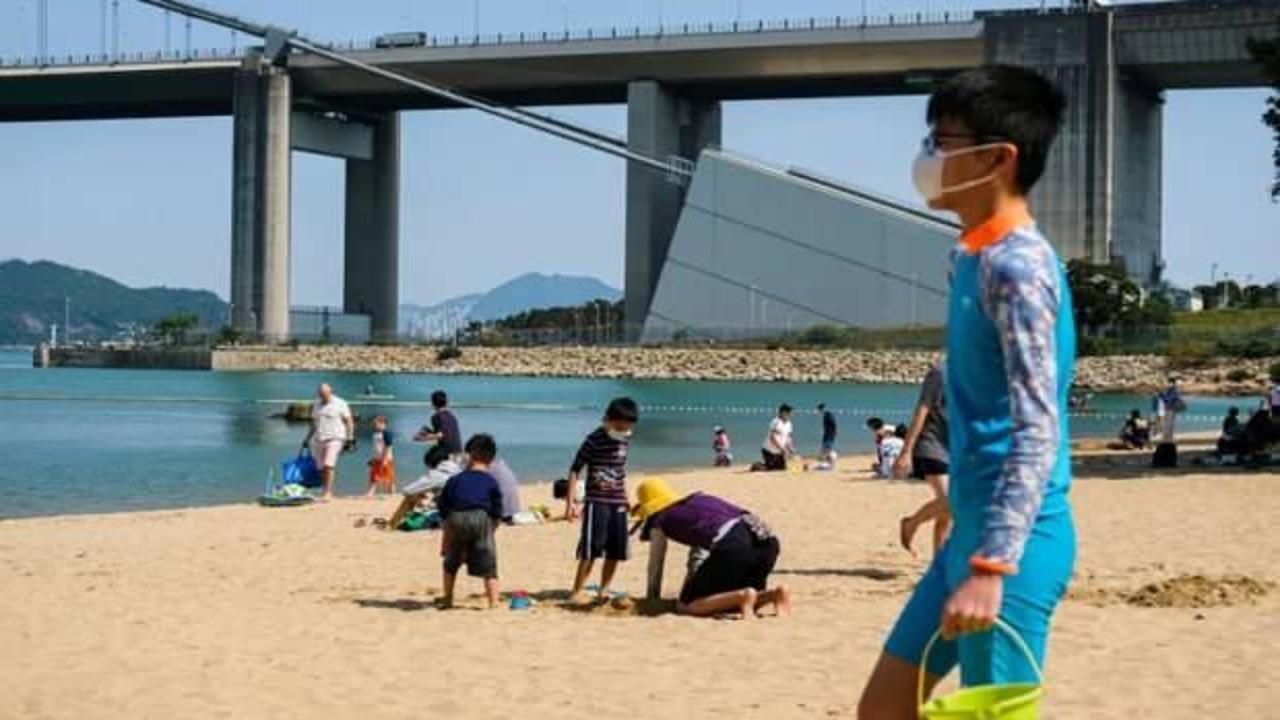 Hong Kong'da halk koronavirüse rağmen plaja gitti