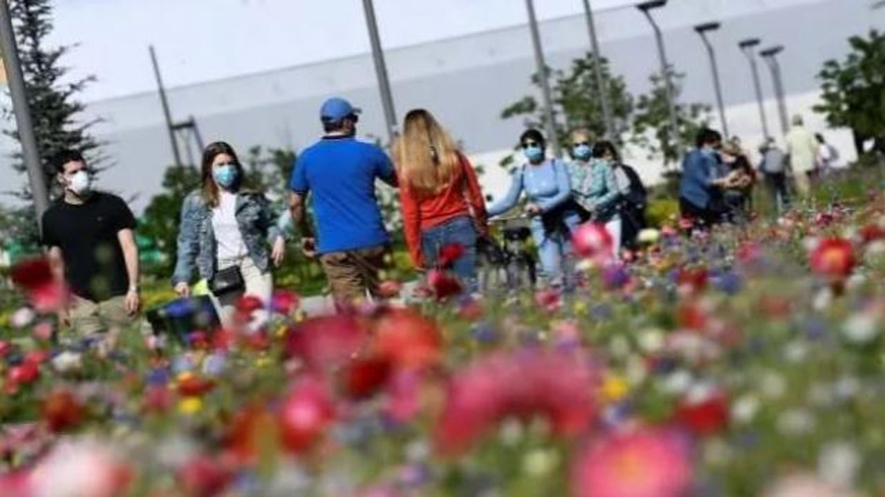 İtalya akıllanmıyor: Park ve bahçelere akın ettiler