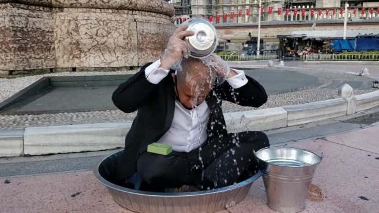 Ünlü sanatçı Taksim’de leğende yıkandı