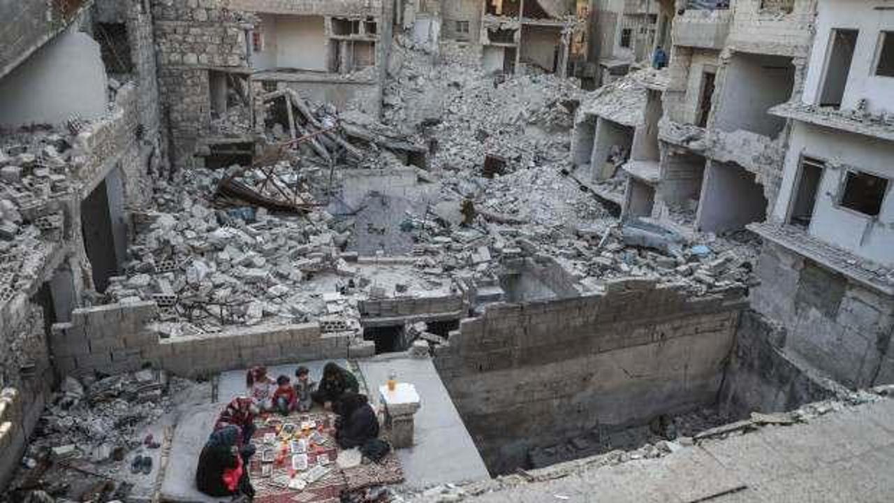 Enkaz üstünde bir iftar sofrası: Suriyeli aile ramazanı molozlar arasında geçiyor