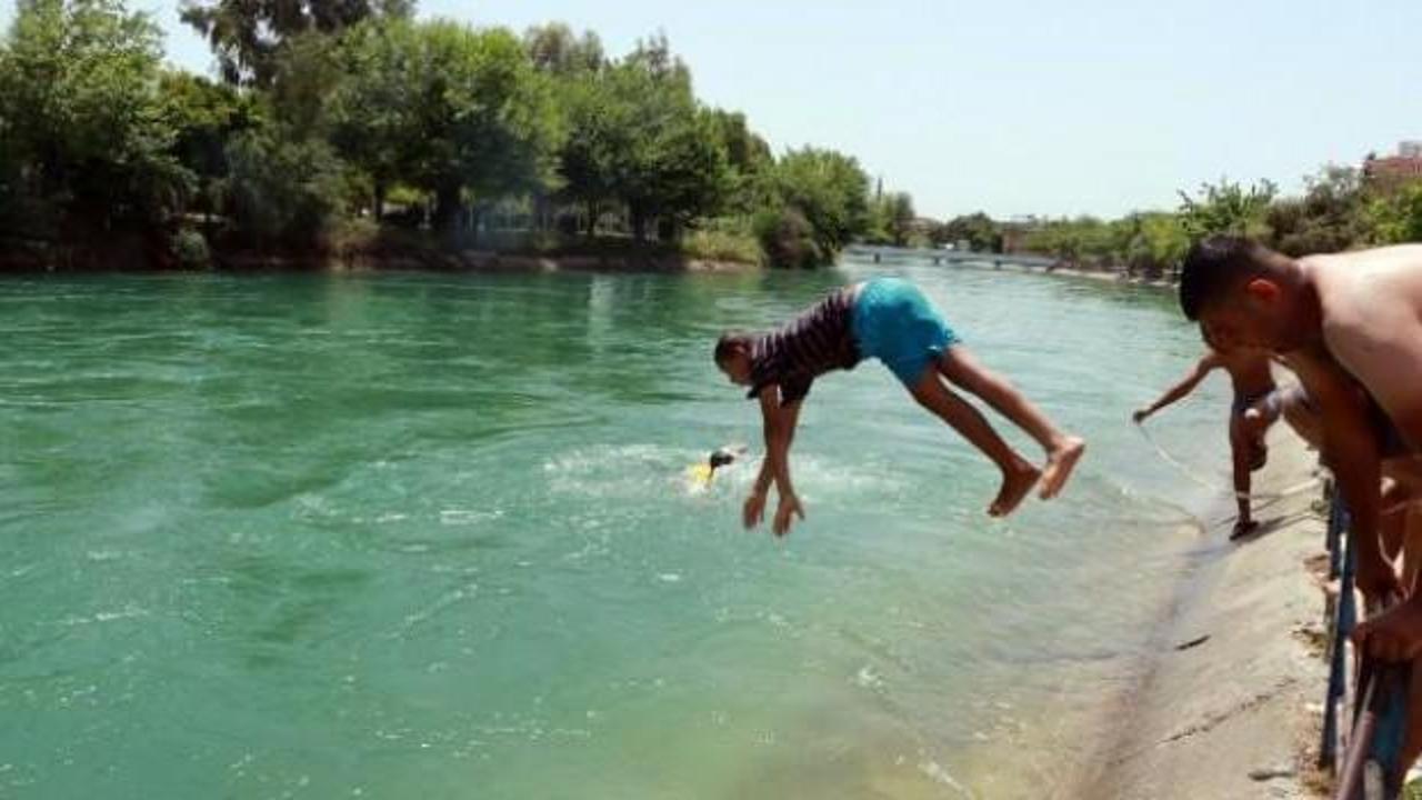 Adana’da sıcaktan termometreler patladı, çocuklar su kanalında serinledi