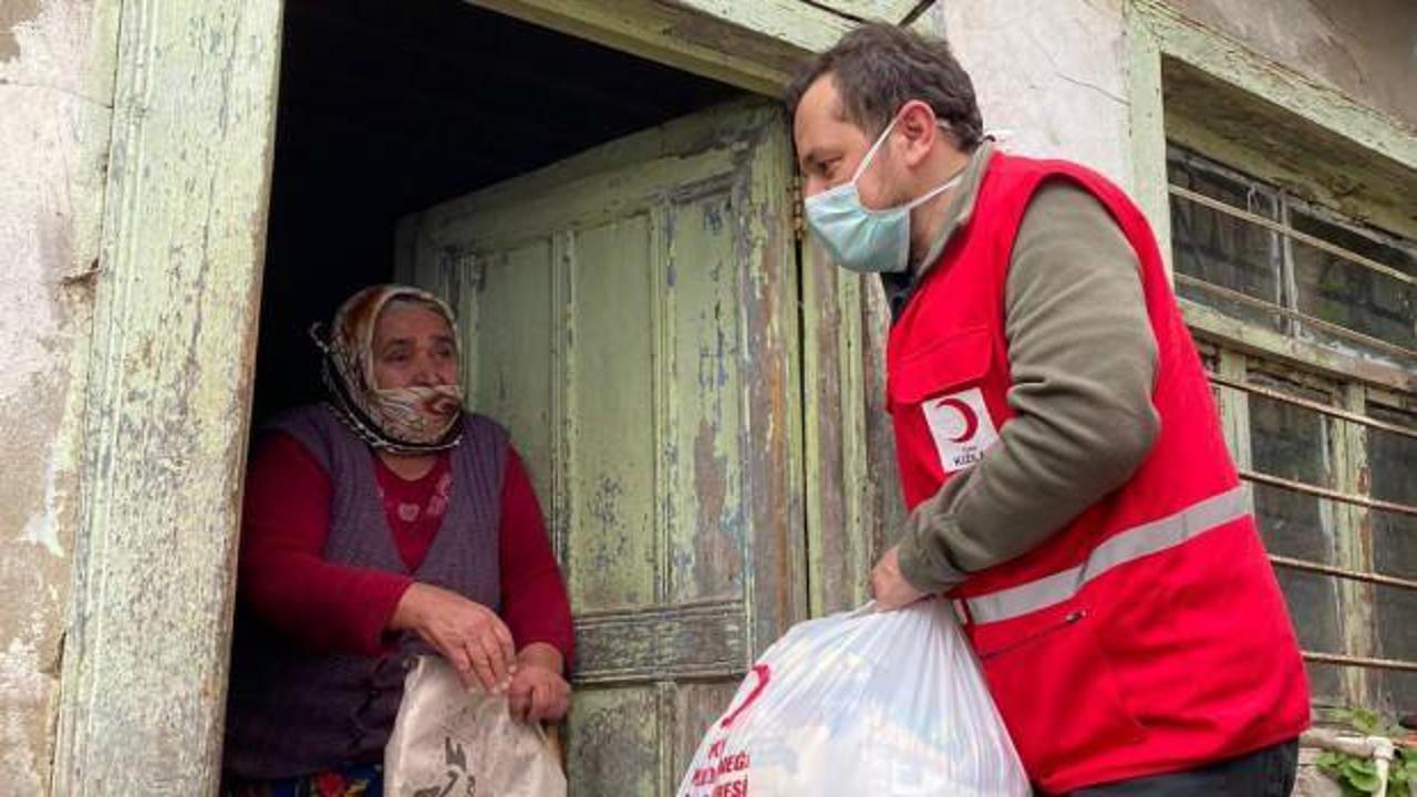 Emre Belözoğlu, Trabzon'da yardım dağıttı