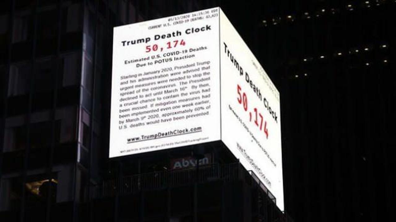 Geriye değil ileriye doğru sayıyor! Times Meydanı'na 'Trump'ın Ölüm Saati' asıldı