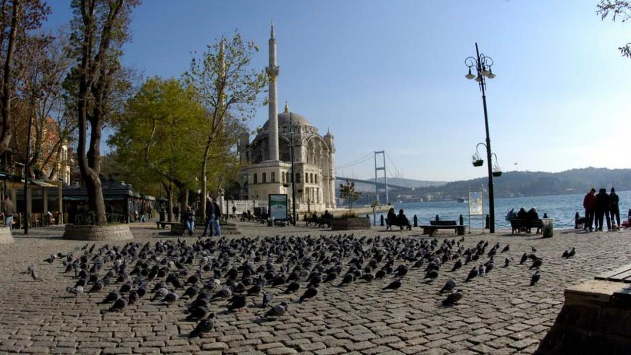 Ortaköy Camii (Büyük Mecidiye) yaşayan tarihi ile boğaz manzarasını sunuyor