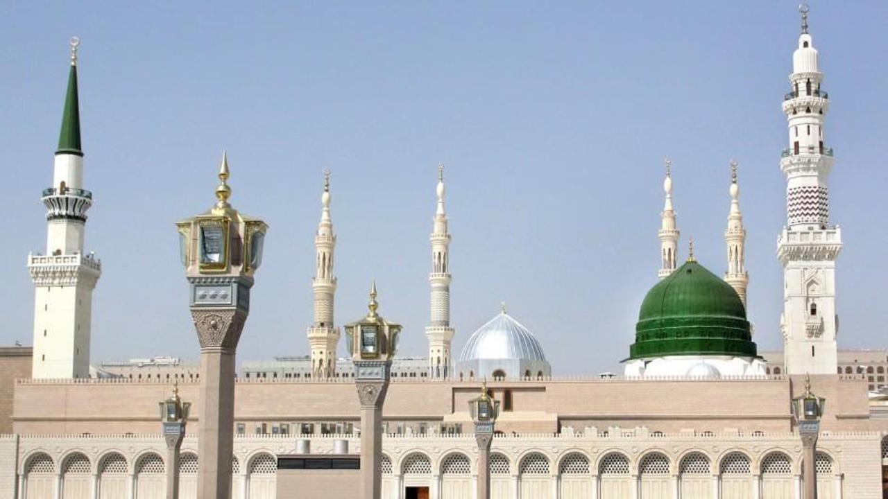 Mekke'de camilerin pazar günü ibadete açılması için hazırlık yapılıyor