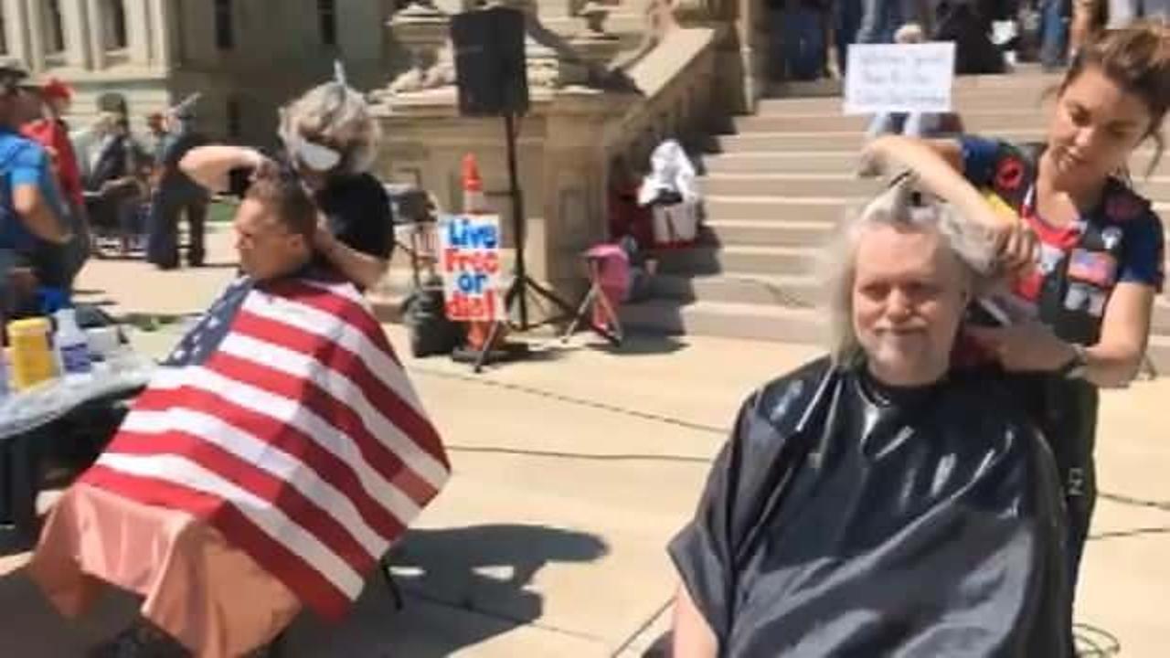 ABD’de valilik binası önünde 'saç tıraşı' protestosu