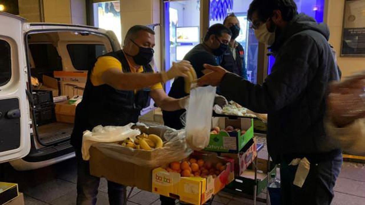 Almanya’da yaşayan Türkler evsizlere yemek dağıttı