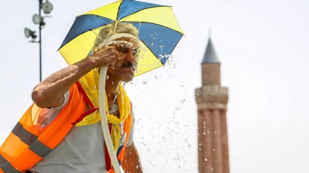 Antalya'da, rekor sıcaklığın ardından termometreler 40 dereceyi gösterdi