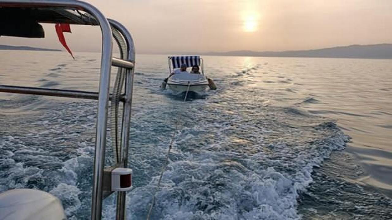Ege'de teknesi bozulan çifti Sahil Güvenlik kurtardı