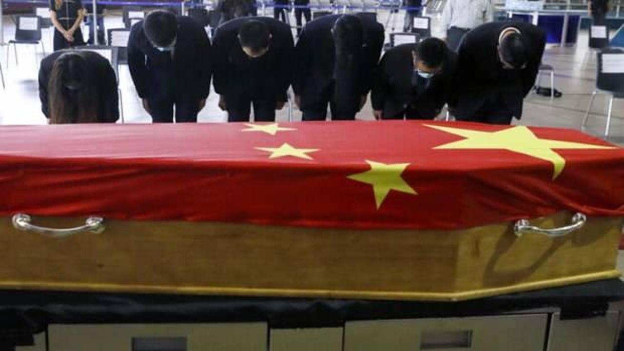 Havalimanında Çin bayrağına sarılmış bu tabut olay oldu