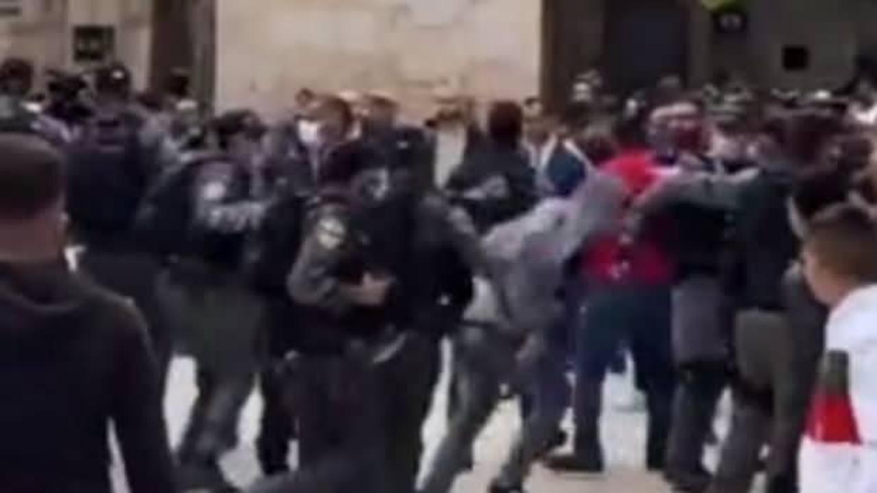 İsrail polisi, Filistinli yaşlı adamı yerde sürükledi