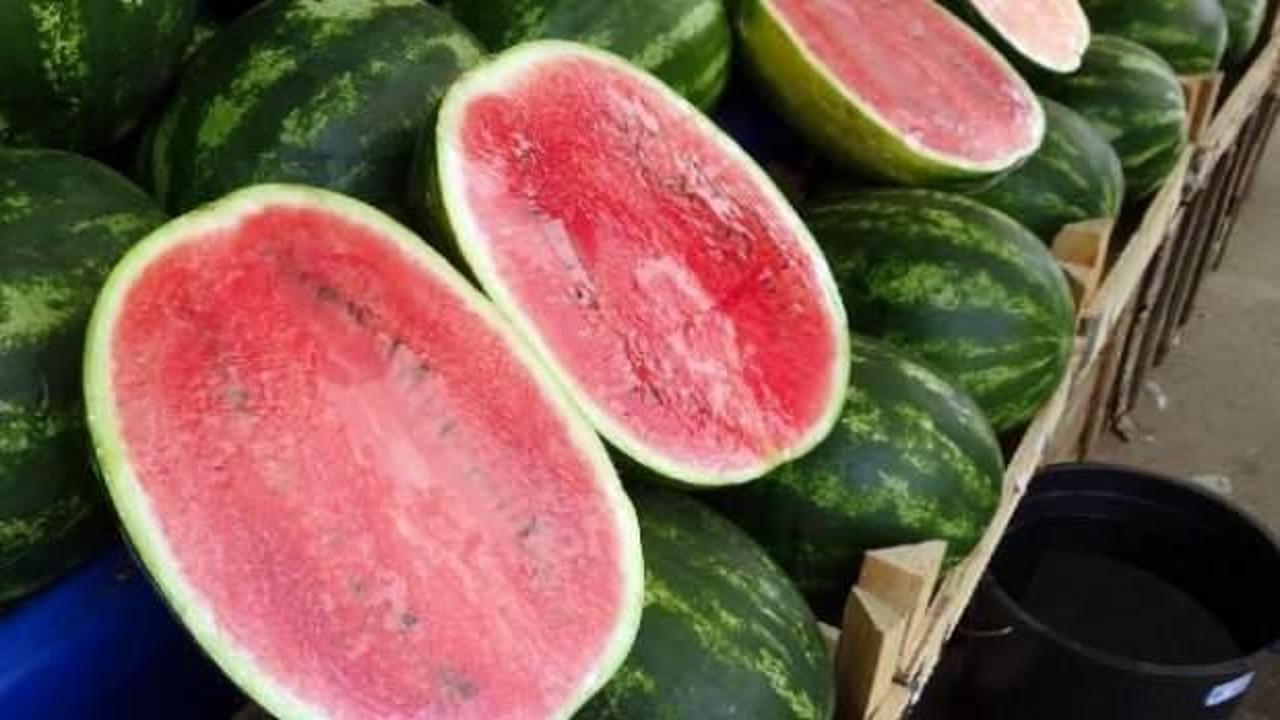 Karpuzlar herkes alabilsin diye yarım ve &ccedil;eyrek satılıyor