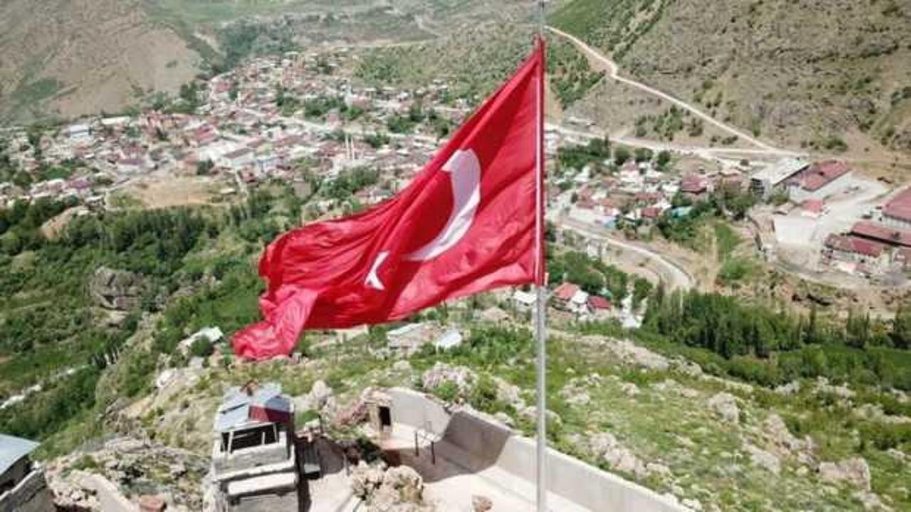 Kato Dağı'na dev Türk Bayrağı dikildi
