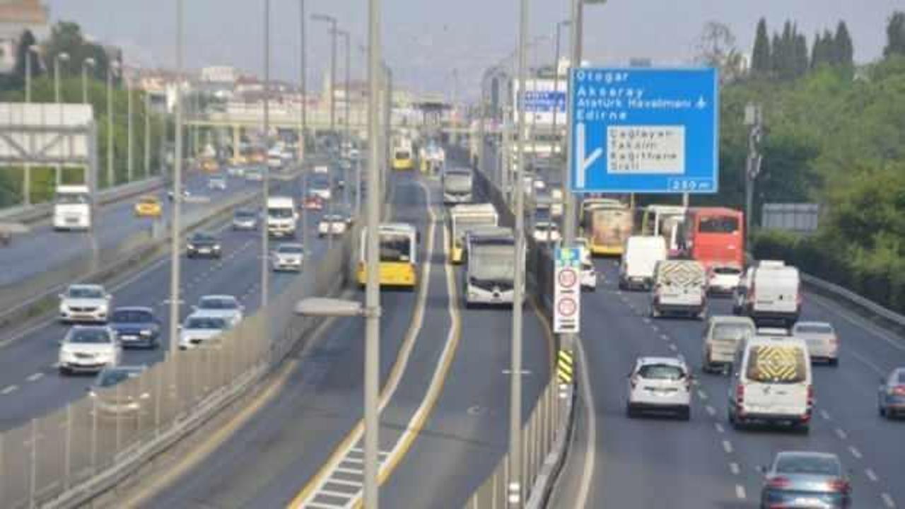 Kısıtlama bitti, İstanbullular yollara d&ouml;k&uuml;ld&uuml;