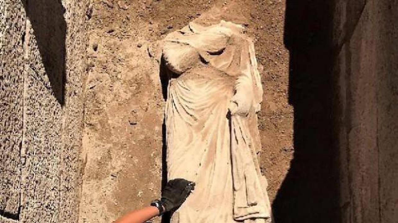 Patara’da bulunan 1900 yıllık kadın heykeli heyecan yarattı
