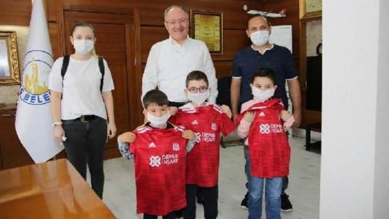 Başkan Bilgin, Galatasaray formalı çocuğu Sivassporlu yaptı
