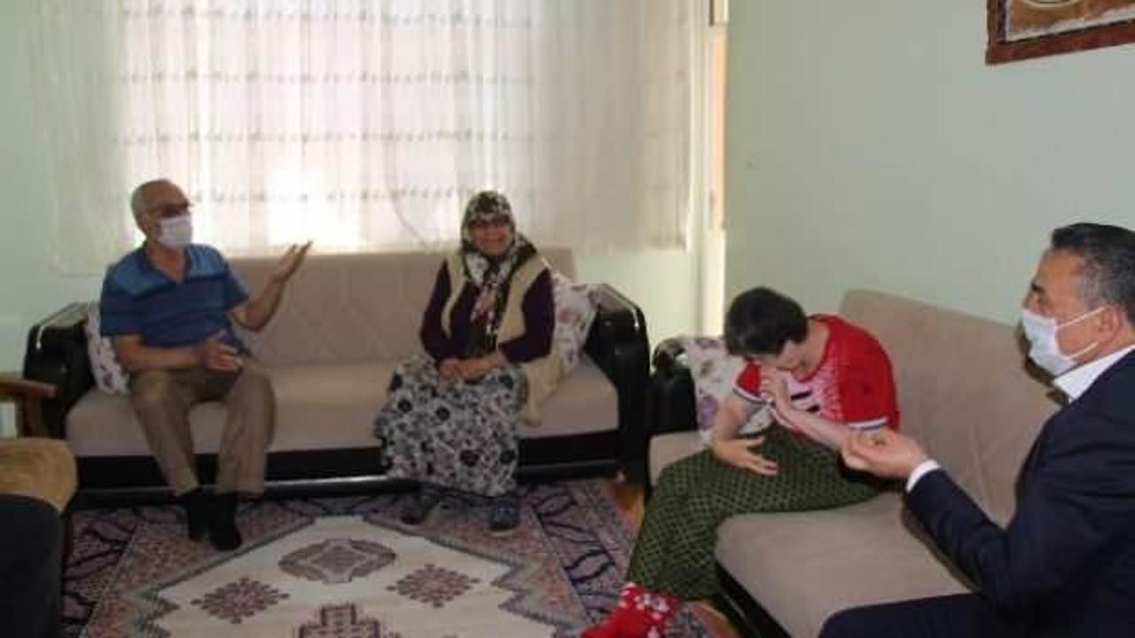 Yok b&ouml;yle fedakarlık! Engelli kıza 27 yıldır anne-babalık yapıyorlar