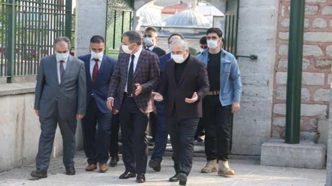 İstanbul Valisi Yerlikaya'dan Fatih Sultan Mehmet Han’ın türbesine ziyaret
