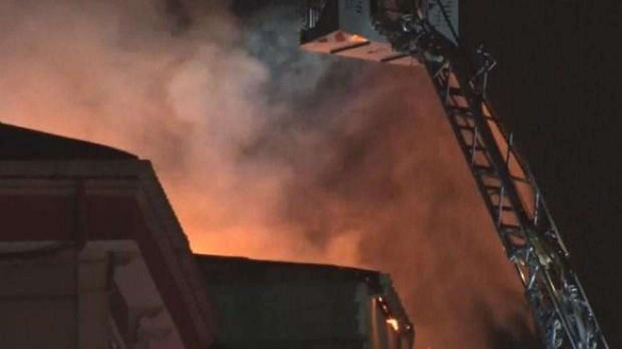 Küçükçekmece'de 4 katlı binanın çatısı alev alev yandı