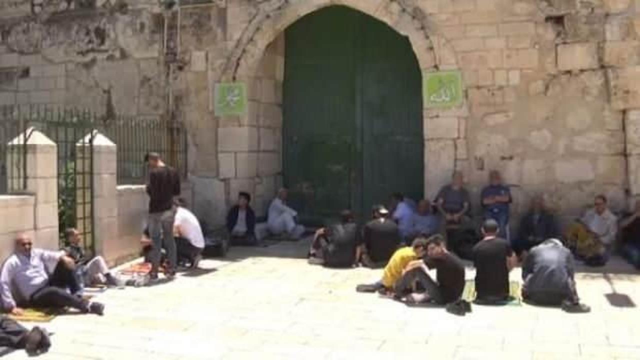 Müslümanlar Mescid-i Aksa'nın kapıları önünde Cuma namazı kıldı