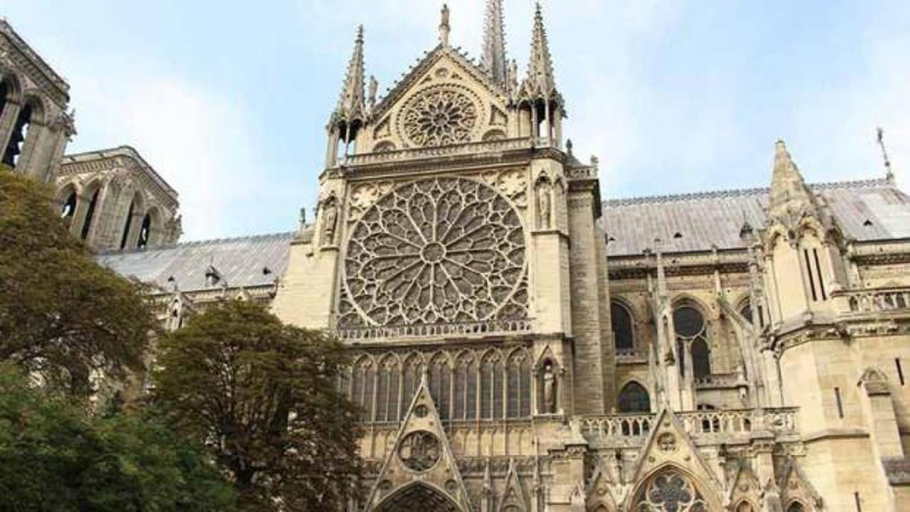 Notre Dame Katedrali'nin avlusu, yangından sonra ilk kez açıldı