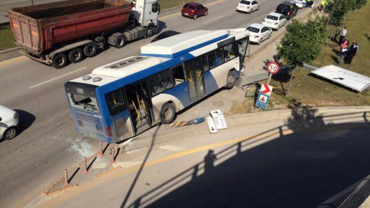 Başkentte belediye otobüsü yön levhasına çarptı