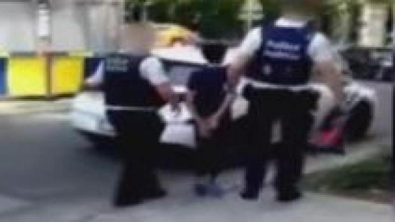 Belçika'da polis 13 yaşındaki çocuğa ters kelepçe taktı