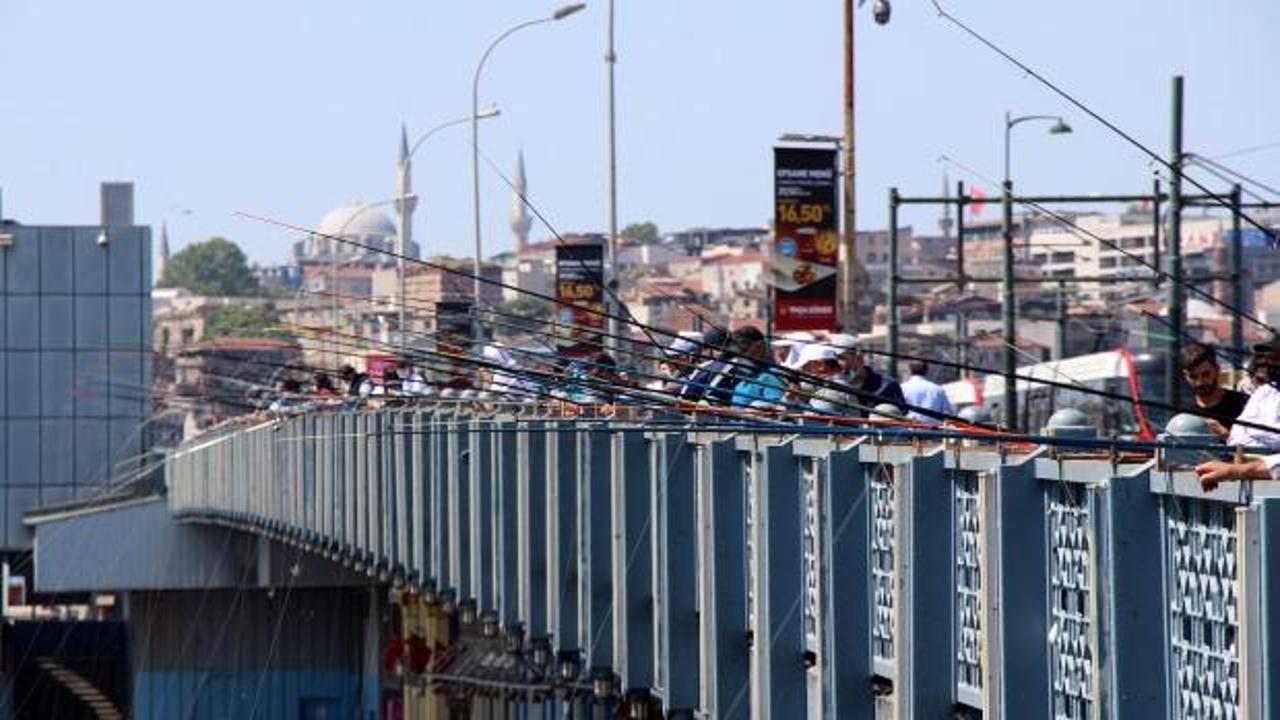 Galata Köprüsü'nde olta balıkçıları yoğunluğu