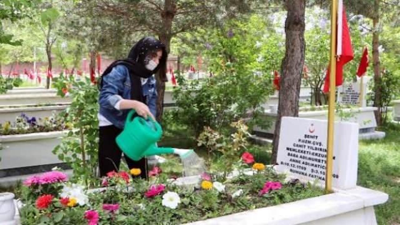Her izin g&uuml;n&uuml;nde şehit babasının kabrine gidiyor