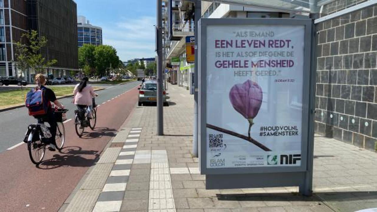 Hollanda'da koronavirüsle mücadele için duraklara ayetler asıldı
