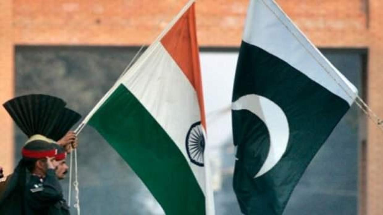 Pakistan, Hindistan'ın iki diplomatını 'istenmeyen adam' ilan etmesini kınadı