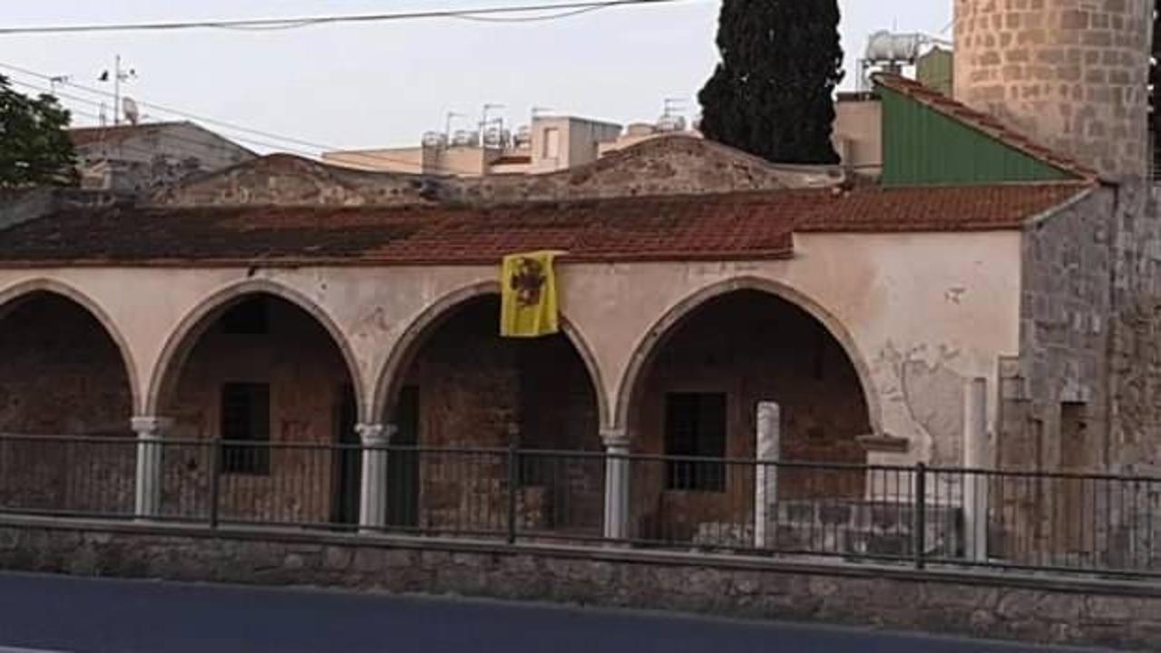 Rumlardan yeni provokasyon! Camiye Bizans bayrağı astılar