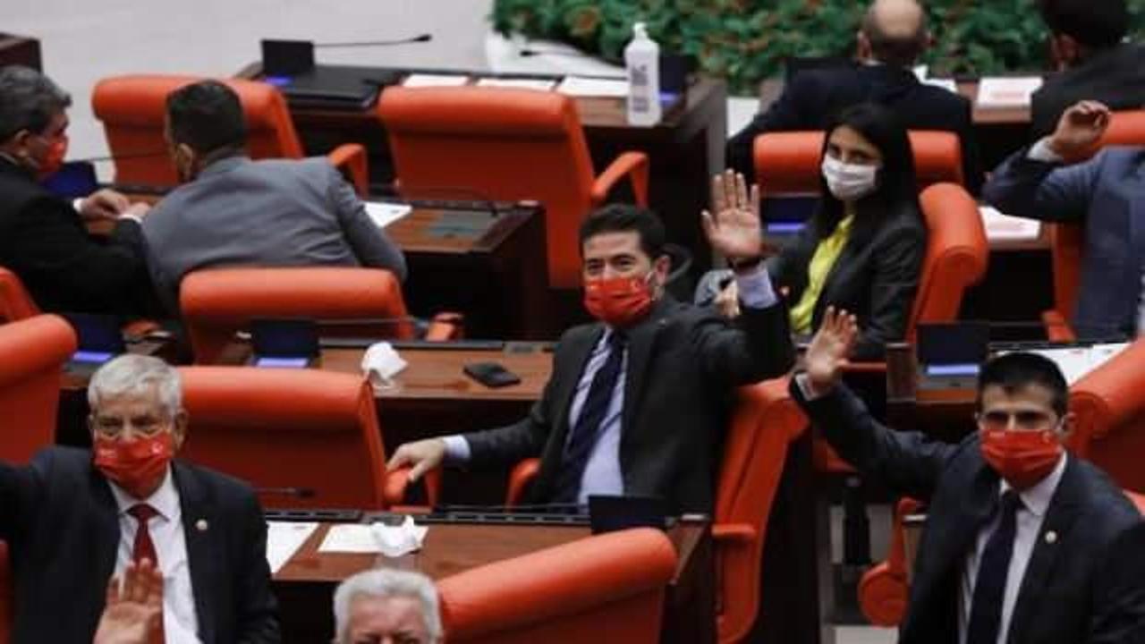 CHP'li vekillere Atatürk imzalı maske dağıtıldı