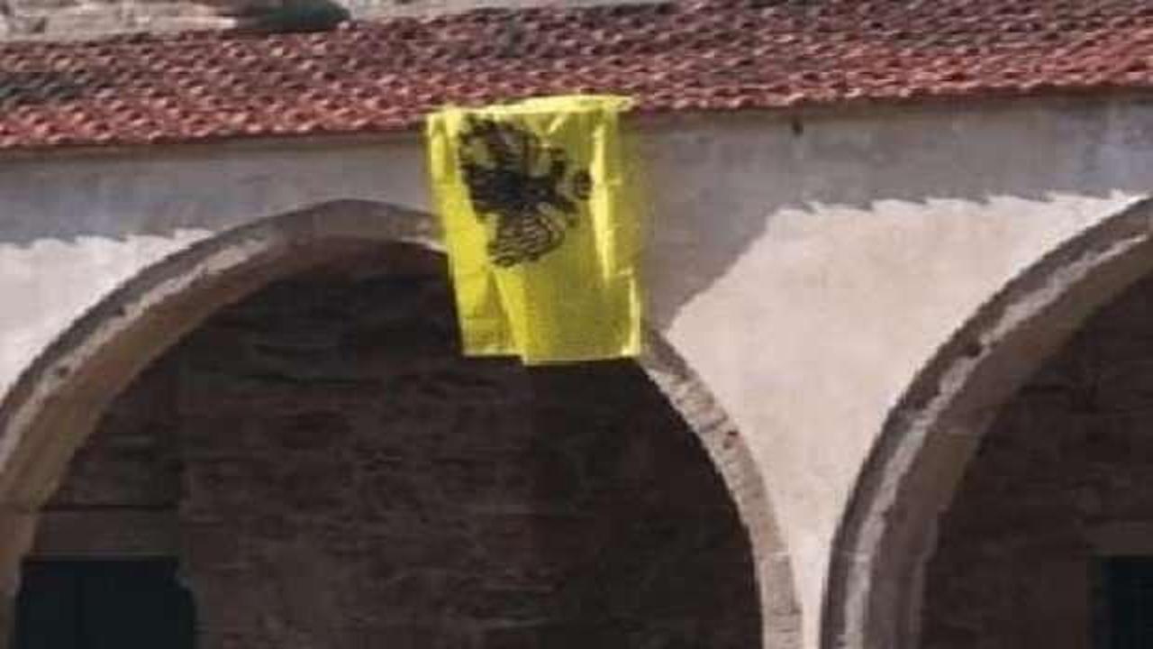 Cami duvarına Bizans bayrağı astılar
