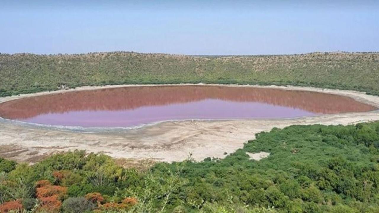 50 bin yıllık göl pembeye büründü