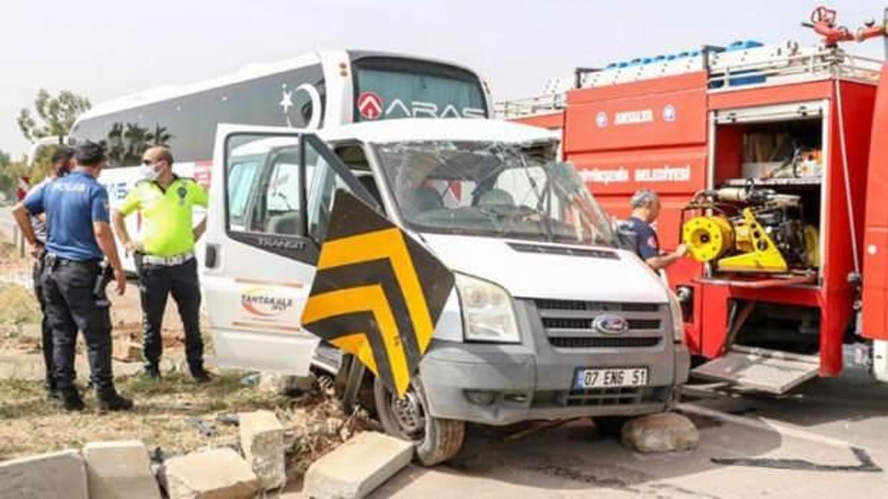 Antalya'da yolcu otobüsüyle servis minibüsü çarpıştı: 1 ölü