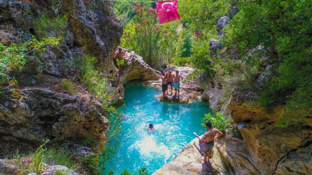 Antalya'nın 'kral havuzu' yerli turistle doldu