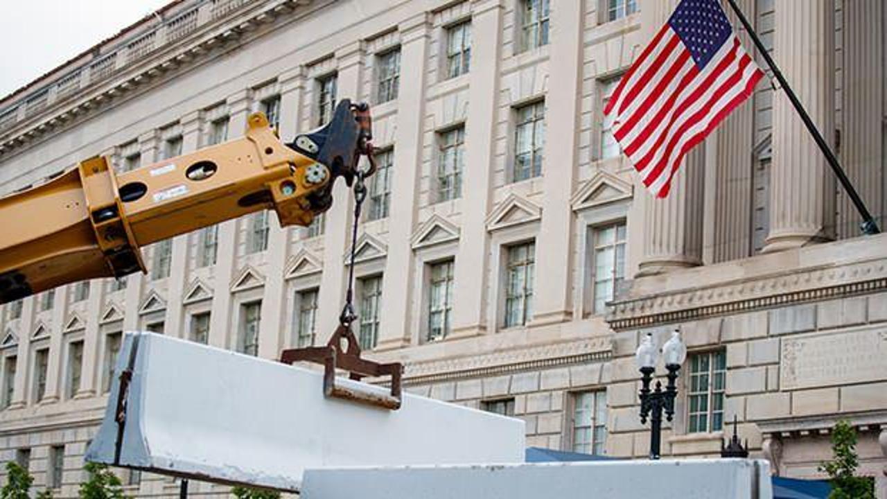 Beyaz Saray etrafındaki beton bariyerler kaldırılıyor