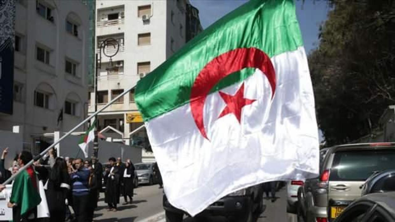 Cezayir Cumhurbaşkanı, Hava Kuvvetleri Komutanını görevden aldı