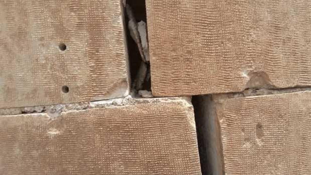 Depremde minarenin taşları ayrıldı