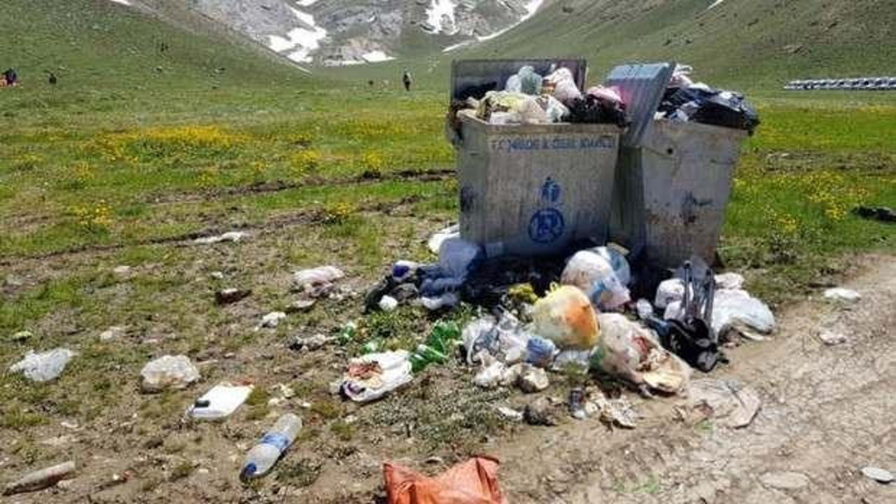 Doğa harikası yaylayı &ccedil;&ouml;pl&uuml;ğe &ccedil;evirdiler