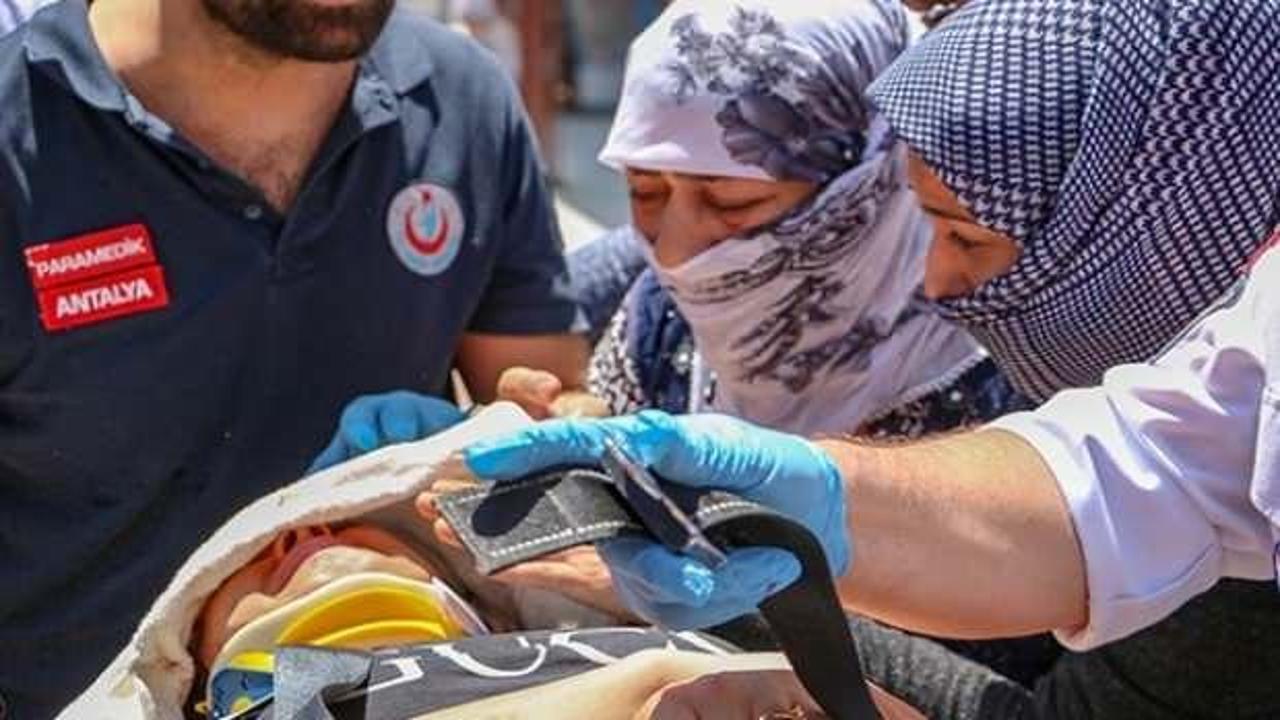 Hamile kadın cam silerken d&uuml;kkanın tentesine d&uuml;şt&uuml;