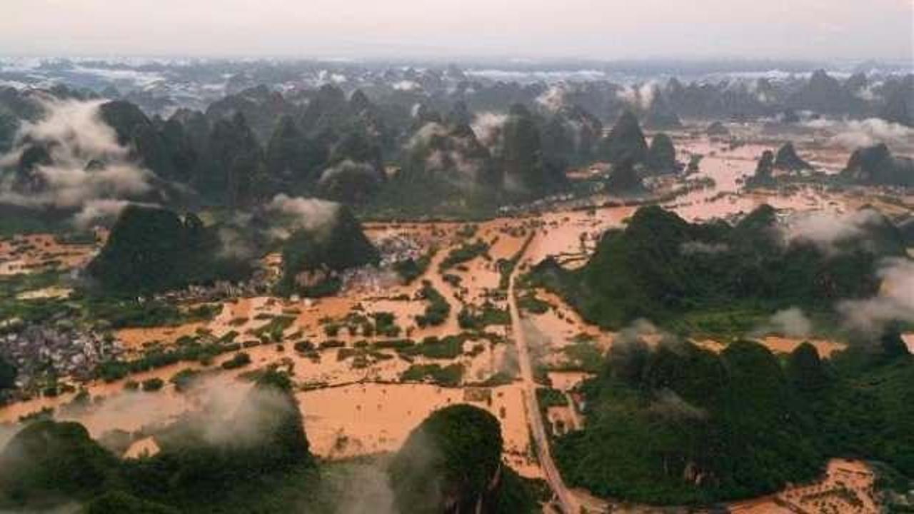 Çin'i sağanak yağış vurdu: 320 bin kişi etkilendi