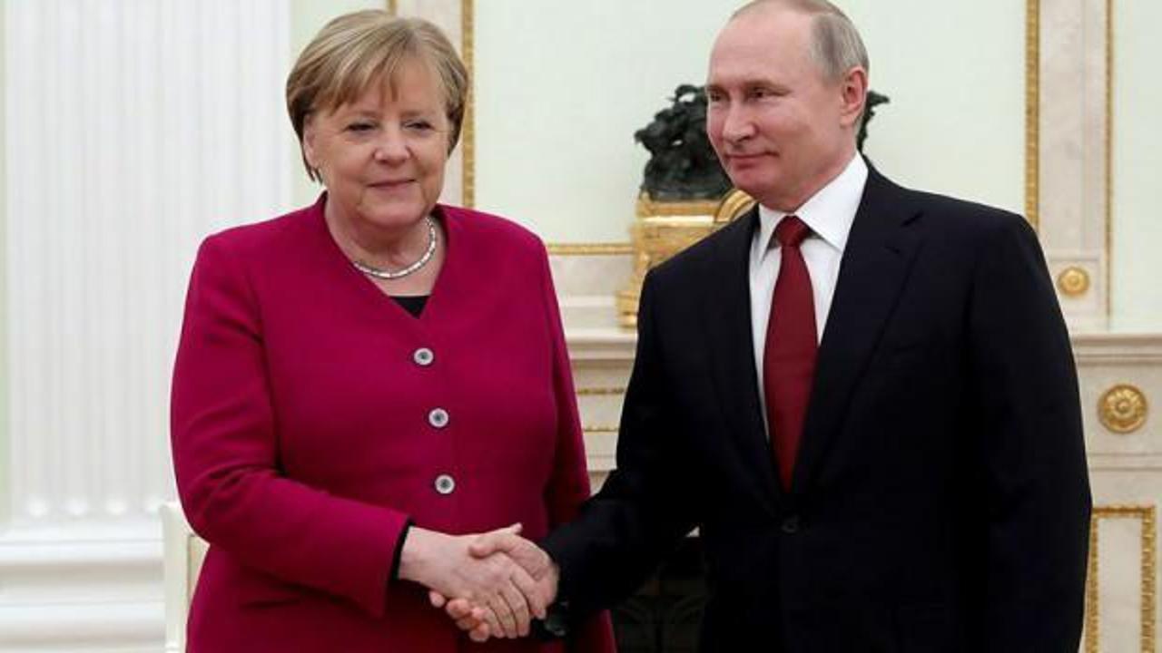 Putin, Merkel ile Libya'daki durumu görüştü