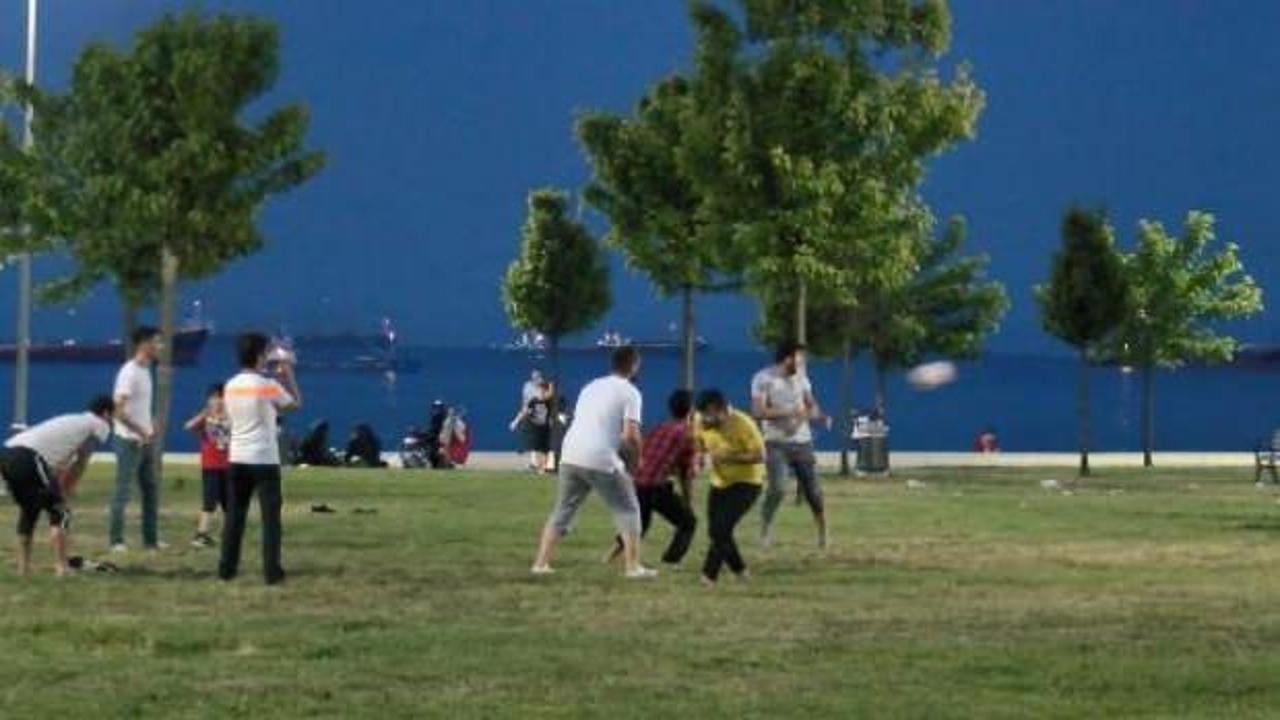 Zeytinburnu'nda virüsü unutup piknik yaptılar, oyun oynadılar 