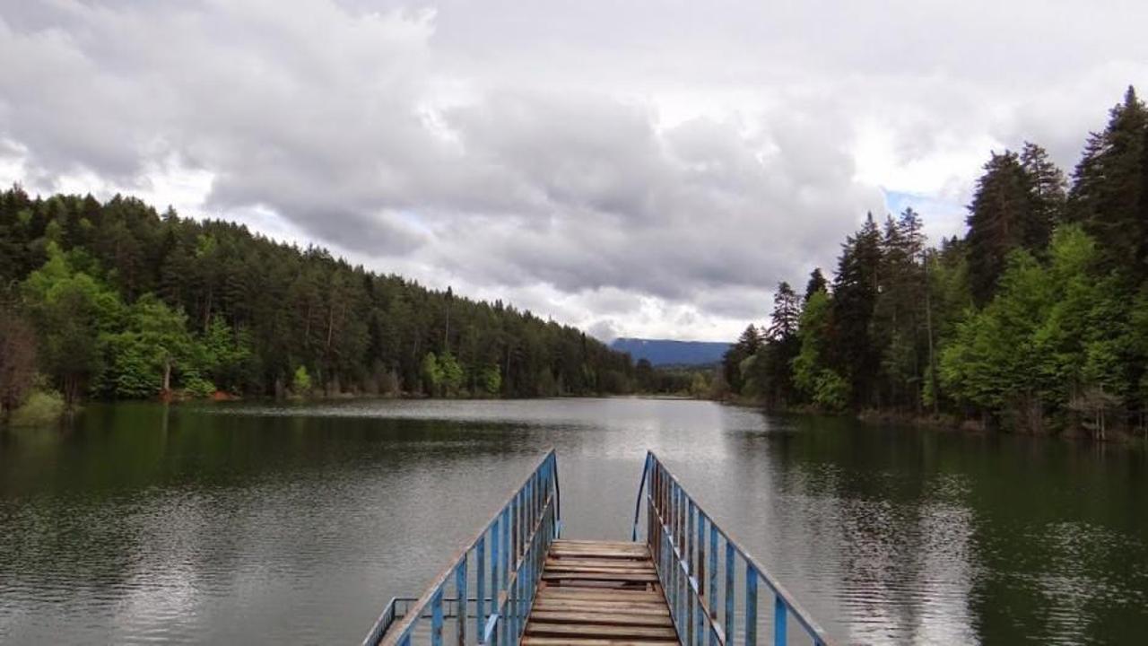 Bilecik'in doğal kamp yeri Bozcaarmut Göleti