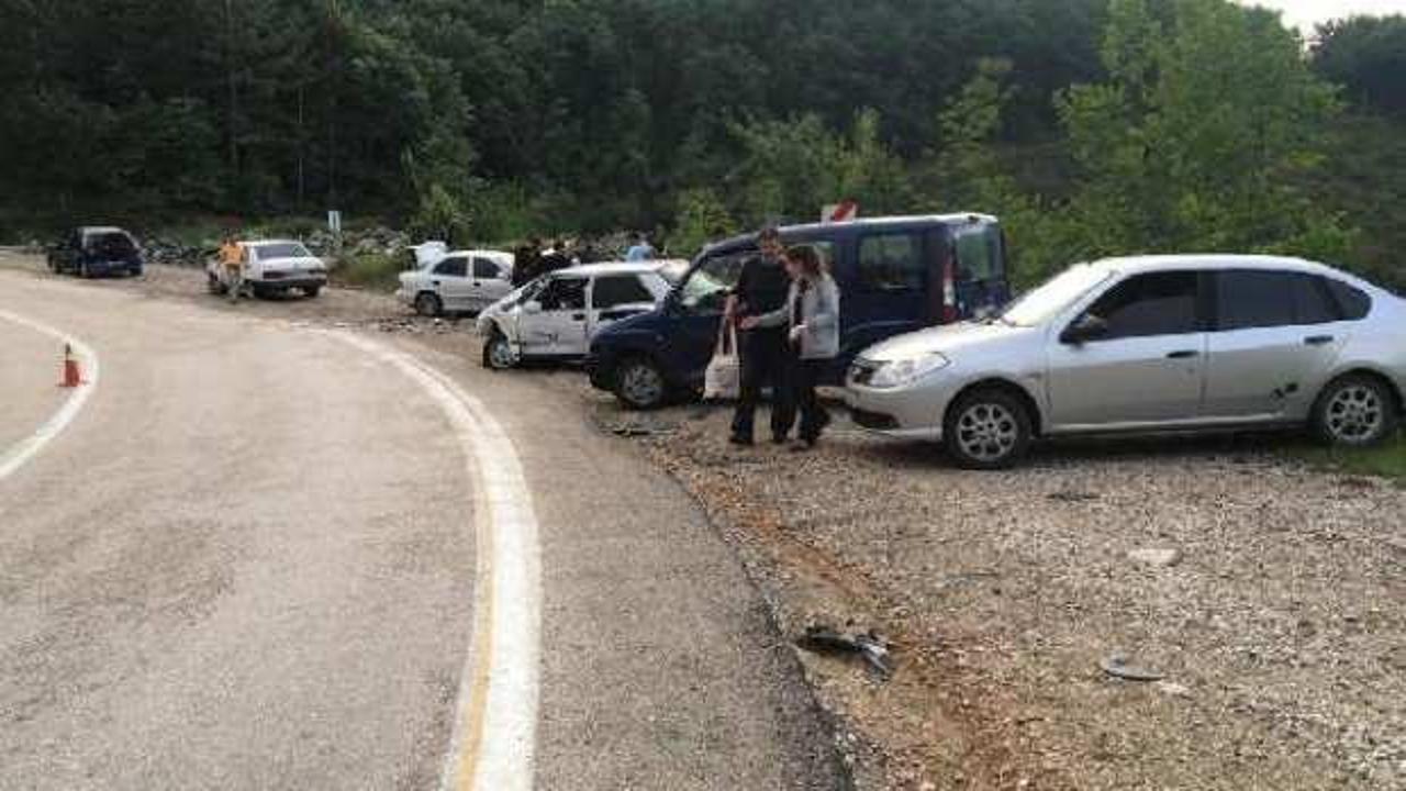 Bursa'da 4 aracın karıştığı zincirleme kazada 12 kişi yaralandı