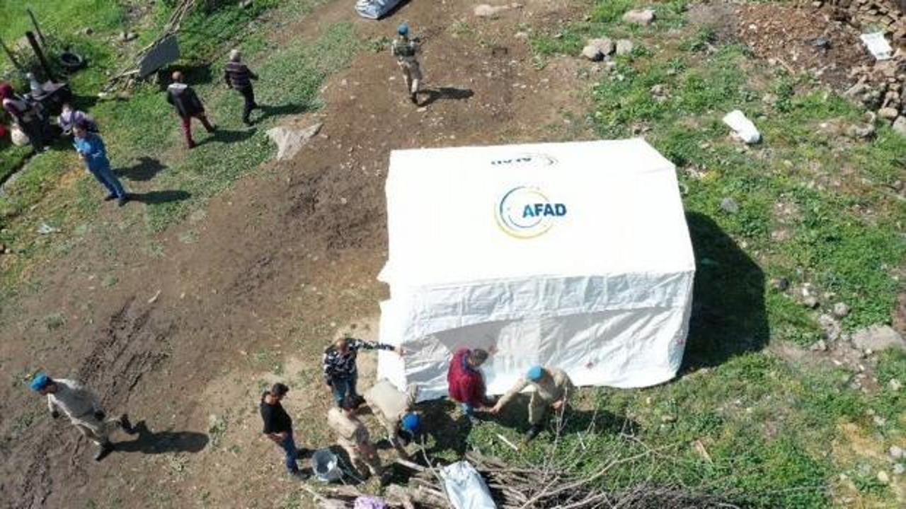 Depremde ağır hasar alan köyde çadırlar kuruluyor